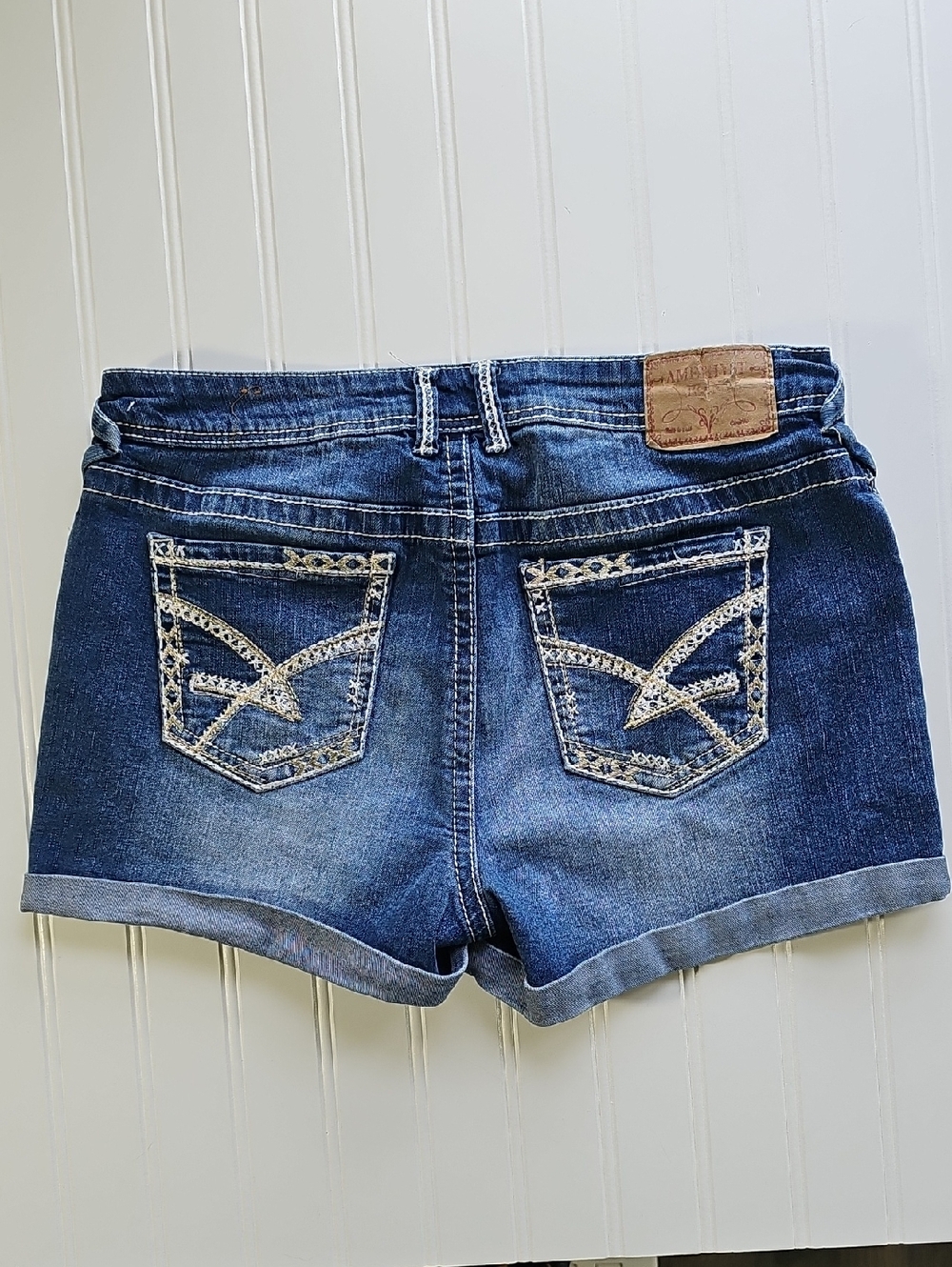 Amethyst Mid Blue Wash Beige Stitching Back Pocket Denim Shorts Women Size 11